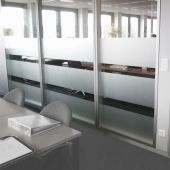Sichtschutzfolien an einer Glastrennwand im Büro