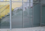 Sichtschutz aus Ätzglasfolie an einer Fassade aus Glas